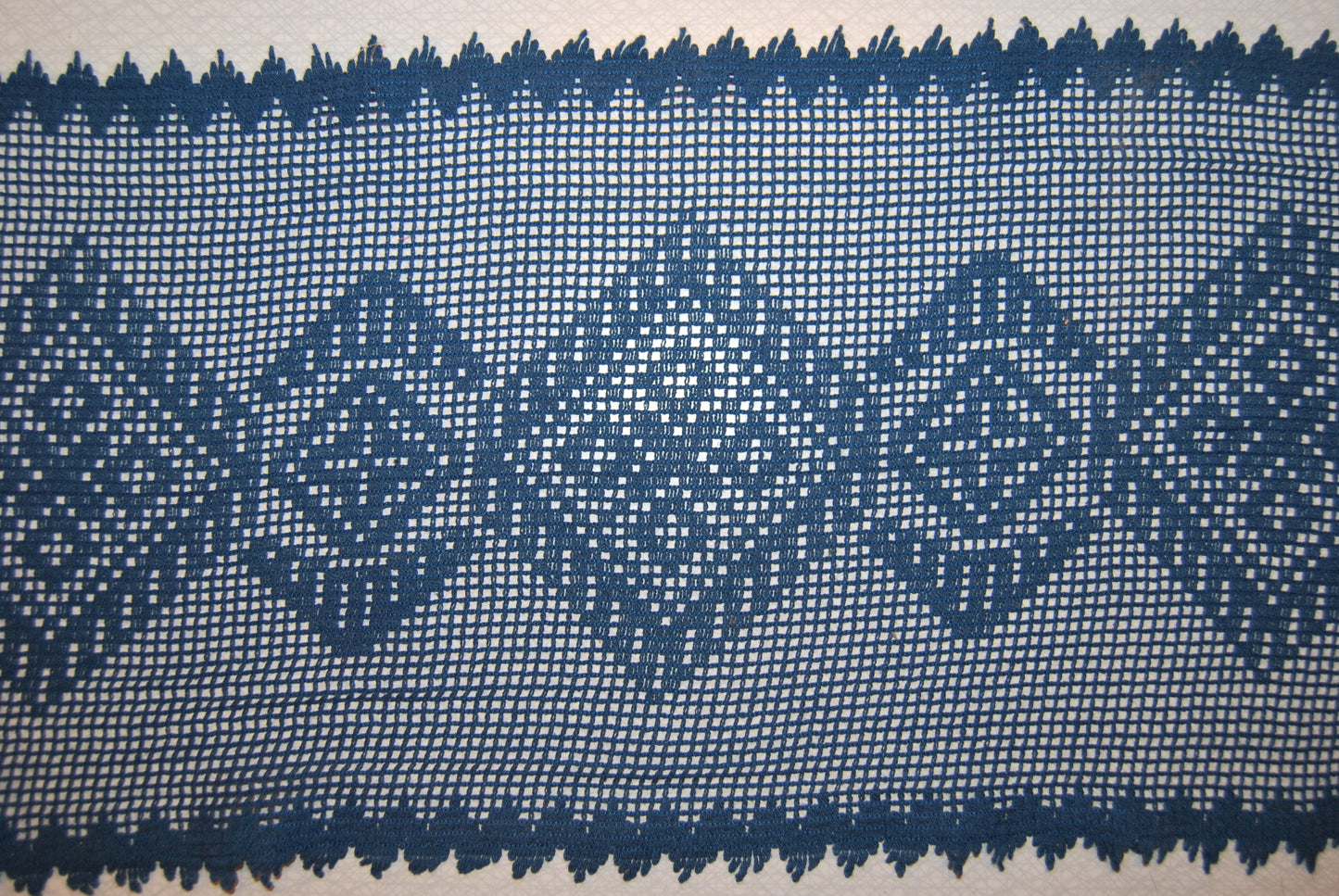 Spetslöpare 30 cm bred (fler färger) säljes per meter