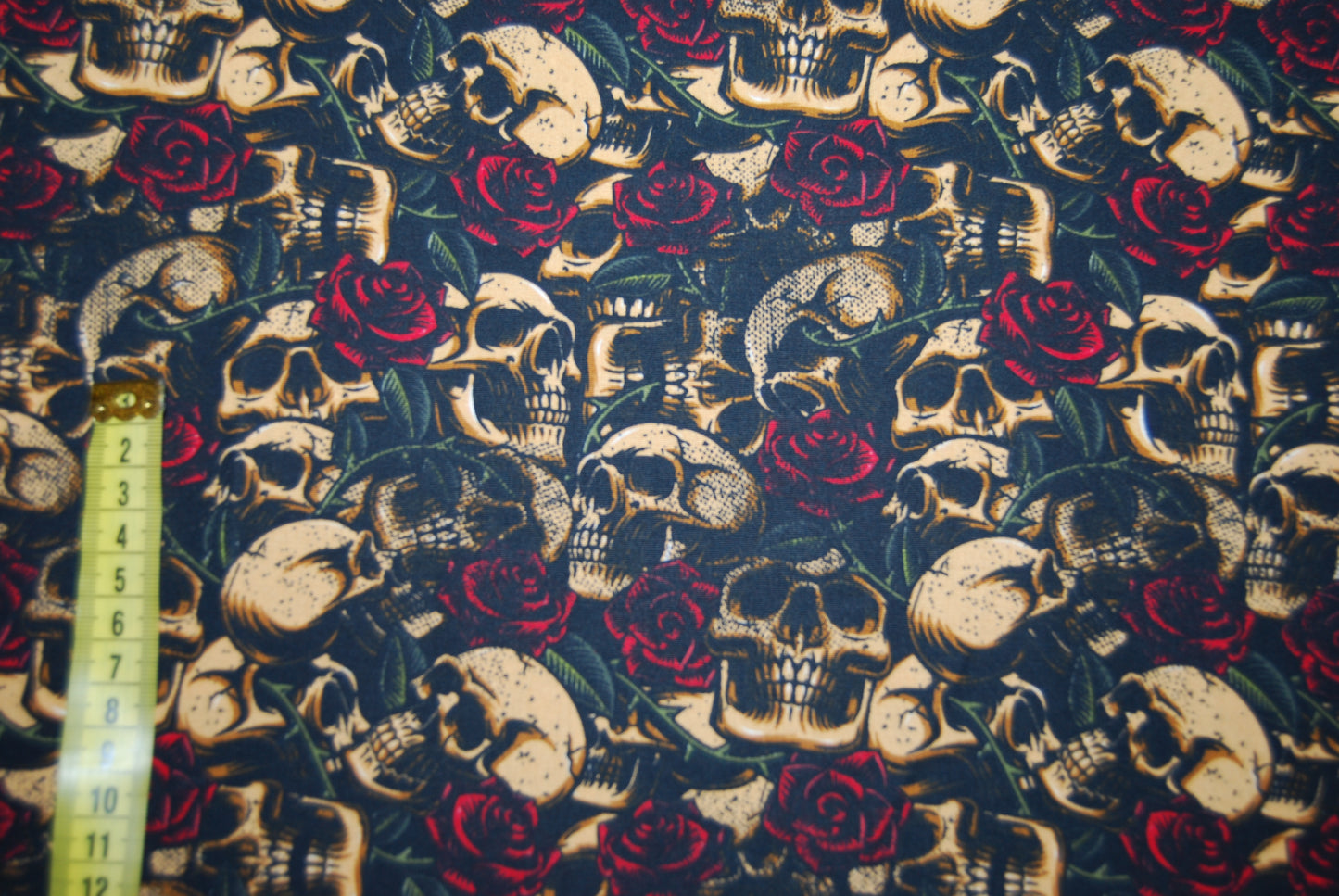 Skulls and roses bomullspoplin