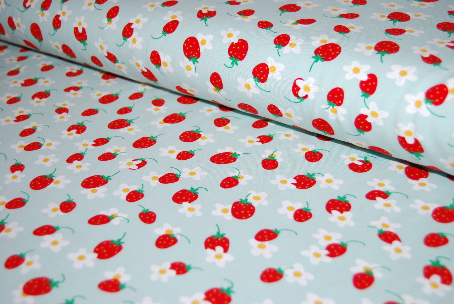 Strawberry flowers ekologisk trikå (fler färger)