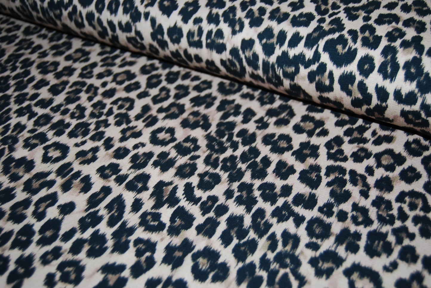 Leopard jogging