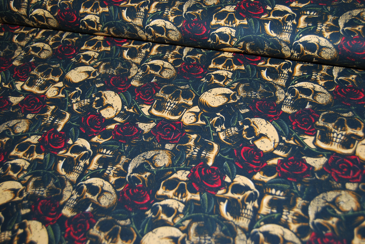 Skulls and roses bomullspoplin